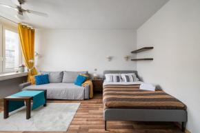 Stay with Friends in Warsaw Apartment